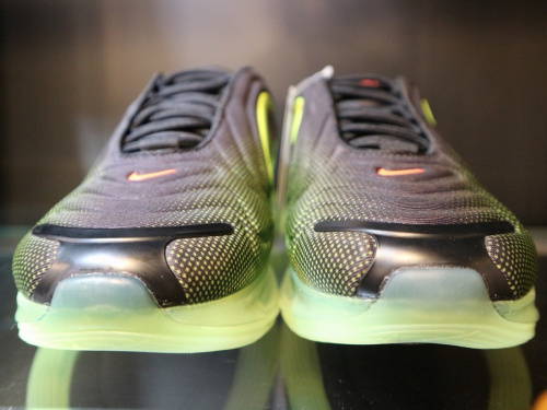 ナイキのARE MAX 720