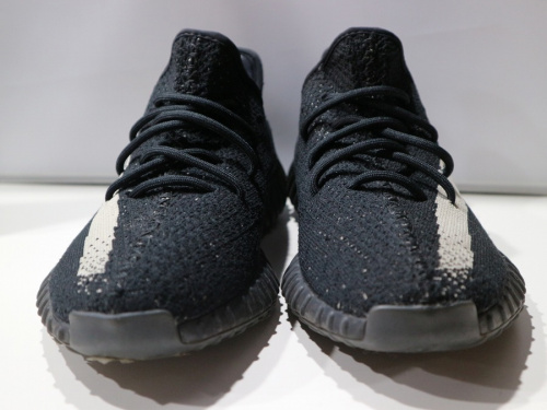 アディダスのYEEZY BOOST 350 V2