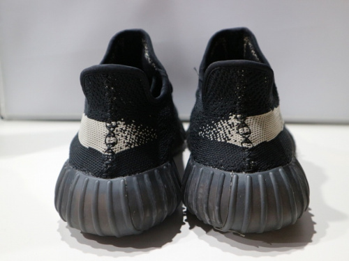 YEEZY BOOST 350 V2のスニーカー