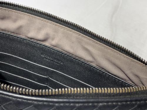 ボッテガベネタのイントレチャートポーチ