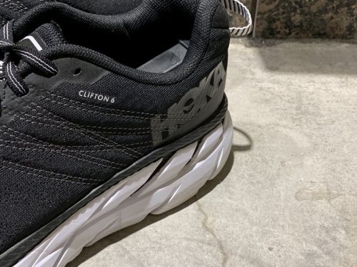 スニーカーのHOKAONEONE