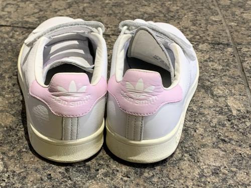 アディダスのベルクロスニーカー