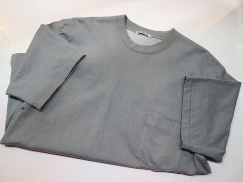 オーラリーのTシャツ