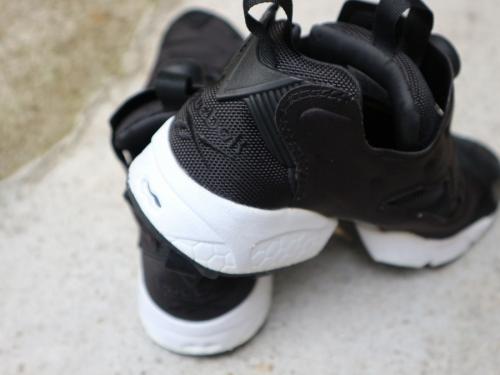 リーボックのスニーカー