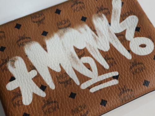 エムシーエムのクラッチバッグ