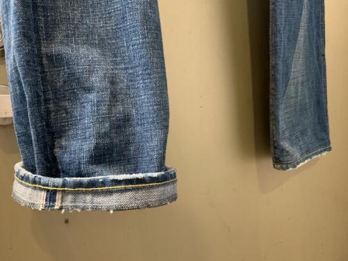 LOW STRAIGHT COLD SPRINGのデニムパンツ