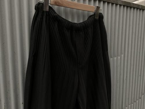 プリーツパンツ