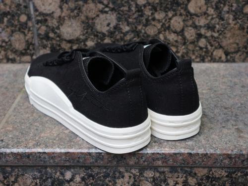 ワイスリーのスニーカー