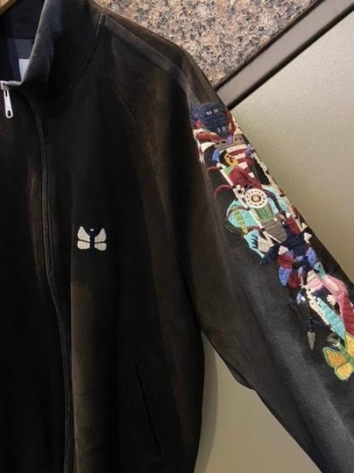 ダブレットのCHAOS EMBROIDERY SUEDE TRACK JACKET