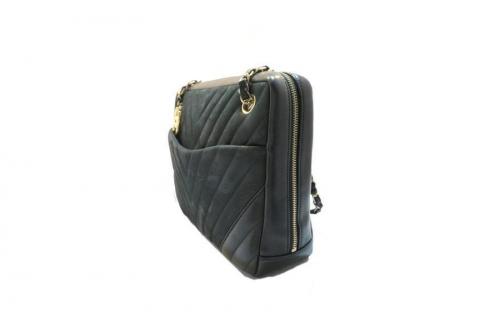 シャネルのVステッチマトラッセショルダーバッグ