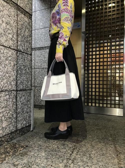 バレンシアガのネイビーカバS