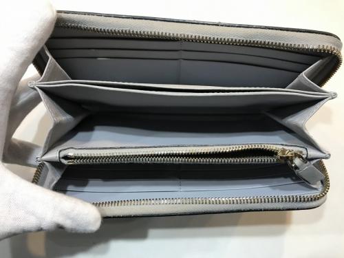 ヴァレンティノ ガラヴァーニのラウンドファスナースタッズウォレット