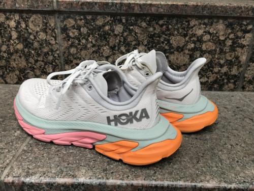 ホカ オネオネのランニングシューズ