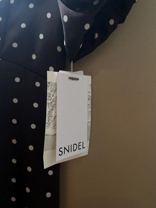 ロングワンピースのギャザーパフスリーブドットワンピース