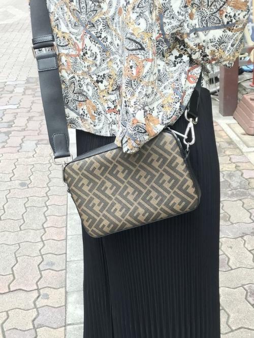 フェンディのCAMERA CASE