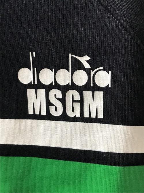 コラボアイテムのスウェット