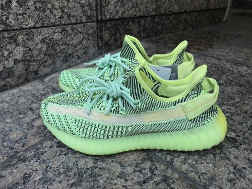 アディダスのYEEZY BOOST350V2