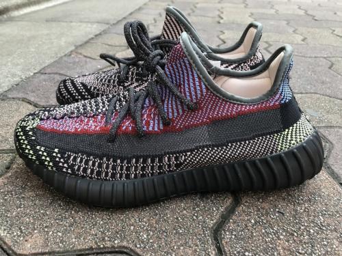 アディダスのYEEZY BOOST350V2