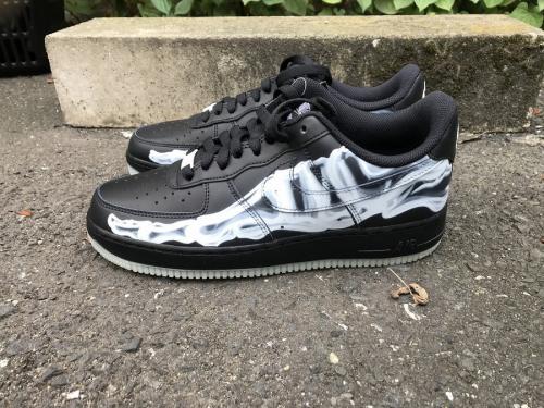 ナイキのAIR FORCE 1 07 SKELETON QS