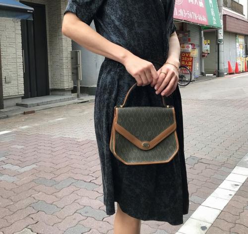 ハニカム柄のハンドバッグ