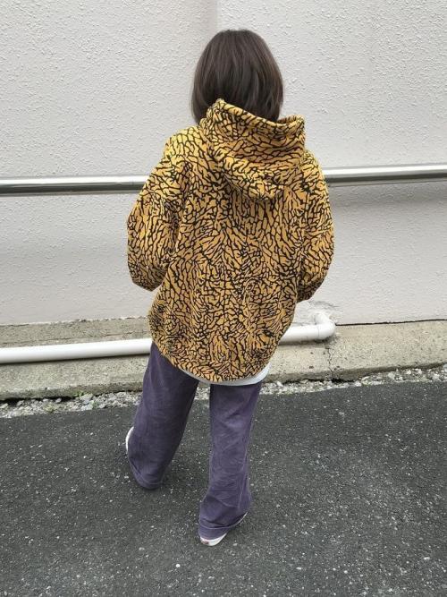 ブラックアイパッチのLIGHTNING HOODIE