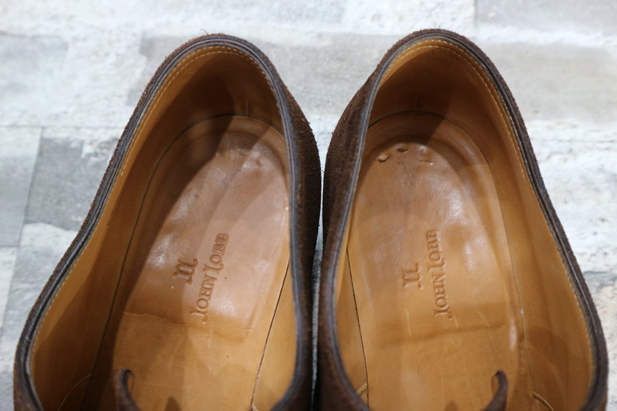 JOHN LOBB スエード シューズ 最高峰を知る大人が選ぶ〈ジョンロブ〉。名作が“黒スウェード”になると