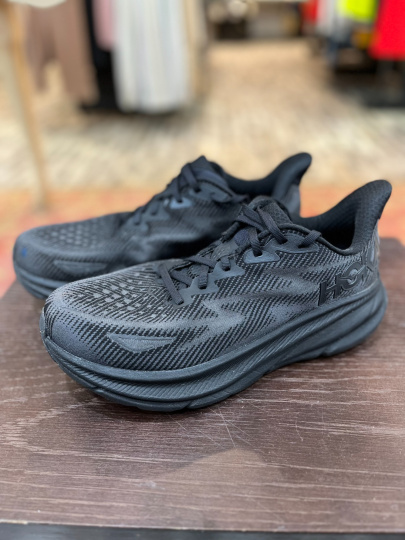 「アウトドアブランドのHOKAONEONE 」