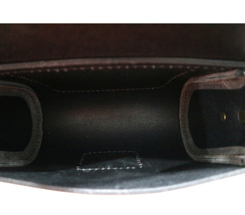 ショルダーポシェットのレザーバッグ