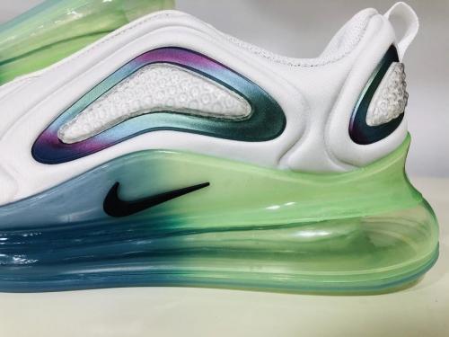 ナイキのAIR MAX 720 20