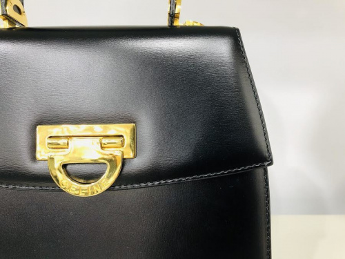 レアアイテムのCELINE