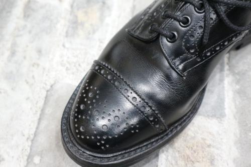 トリッカーズのキャップトゥメダリオンセミブローグシューズ