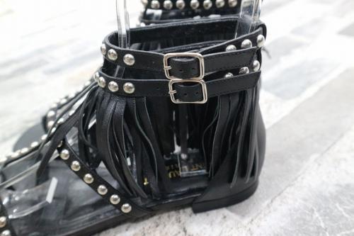 サンローランパリのスタッズTストラップサンダル