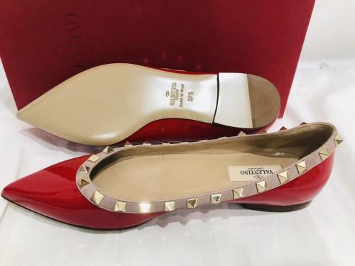 ヴァレンティノのロックスタッズパテントバレリーナパンプス