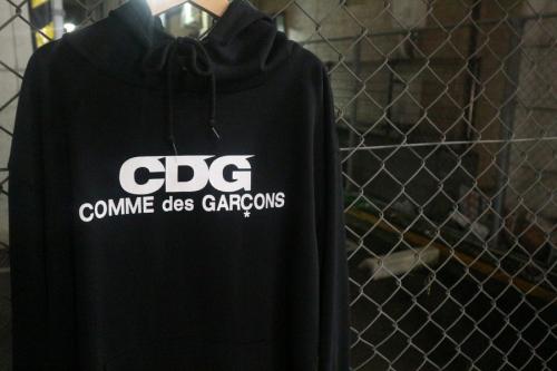 シーディージーコムデギャルソンのロゴプリントプルオーバーパーカー