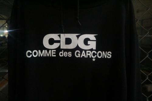 ロゴプリントプルオーバーパーカーのメンズ