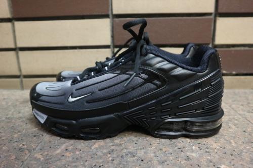 ナイキのAIR MAX PLUS III