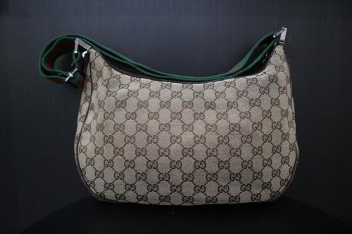 グッチのGGキャンバスショルダーバッグ