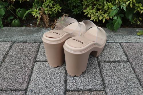 イエローのSTORM PLATFORM SANDALS