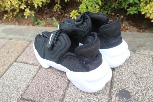 ナイキのWOMENS AQUA RIFT