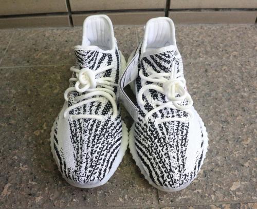 アディダスのYEEZY BOOST350 V2