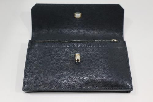 ヴァレクストラの二つ折りフック長財布