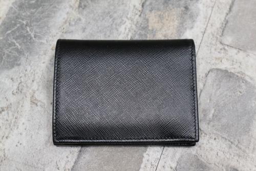 プラダの二つ折り財布　サフィアーノ
