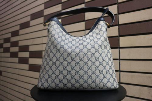 グッチのGGスプリームホーボーバッグ