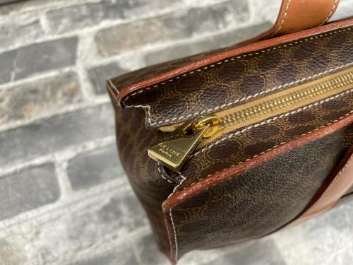 セリーヌのマカダム柄トートバッグ