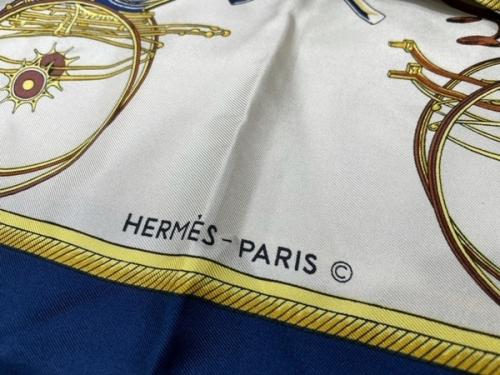 エルメスのカレ90 LES VOITURES A TRANSFORMATION