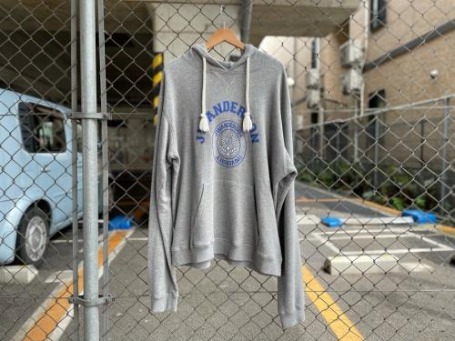 ジェイダブルアンダーソンのカレッジロゴパーカー