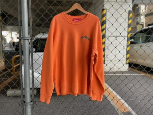 シュプリームの胸ロゴスウェット