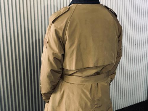 トーガプルラ×ラングラーの“WITH DENIM”トレンチコート