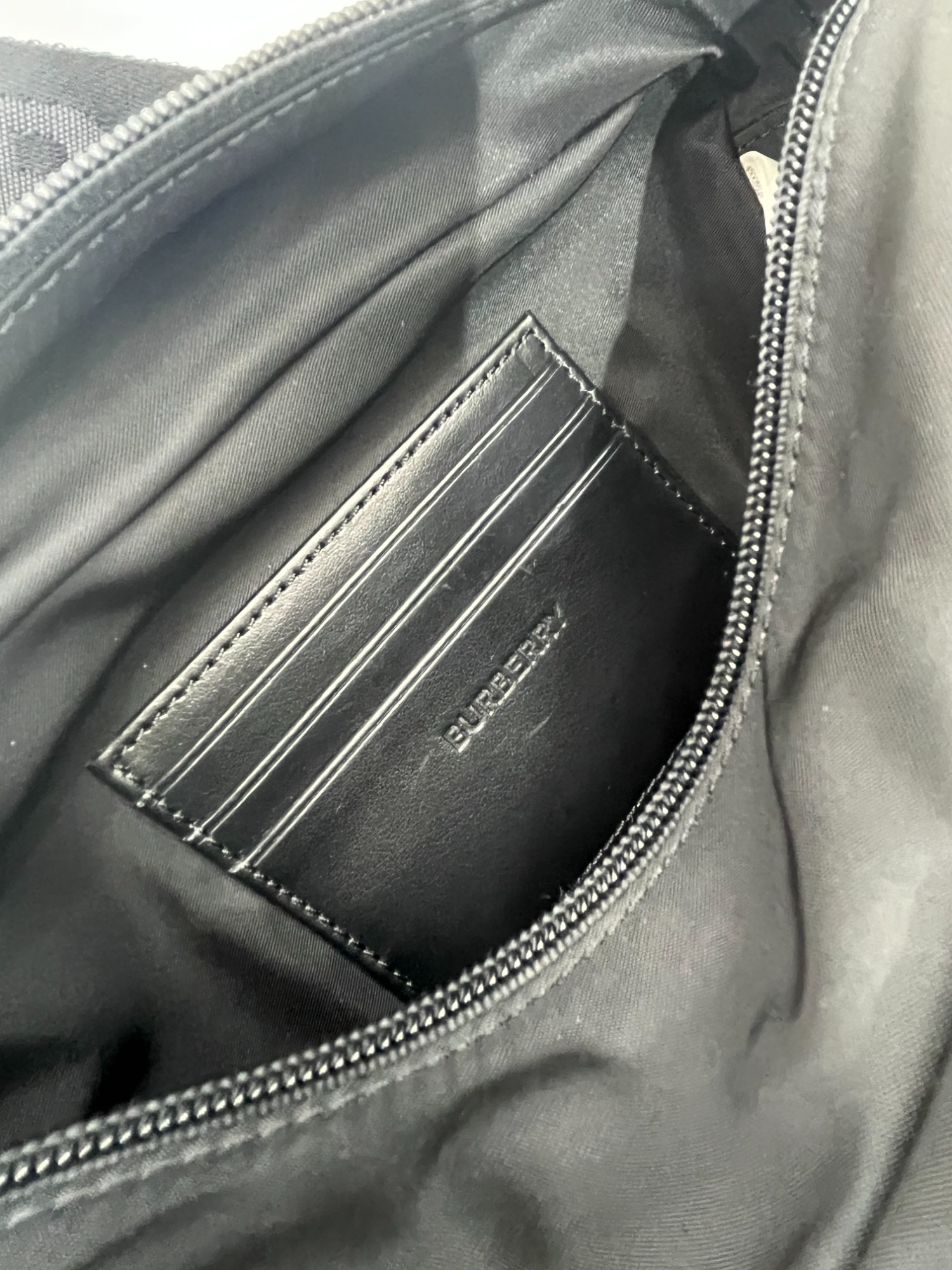 人気ラグジュアリーブランド【BURBERRY】よりクロスボディバッグが入荷