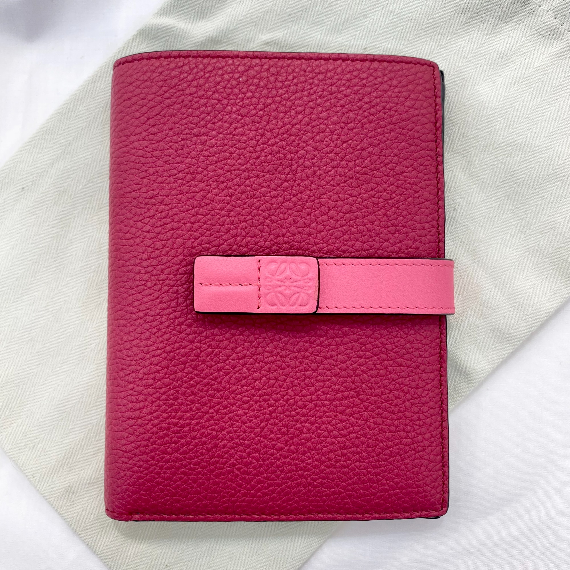 人気ラグジュアリーブランド【LOEWE/ロエベ】よりミディアム 